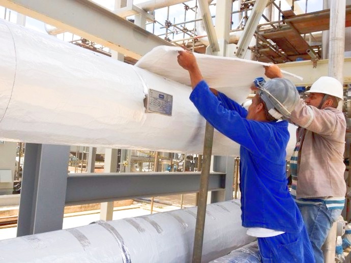 Installing insulation on pipelines